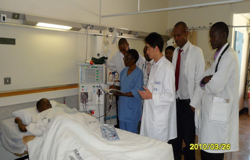2010年3月，中南大学湘雅医院肾内科肖湘成教授在津巴布韦最大的公立医院Parirenyatwa医院血透室工作、查房带教。