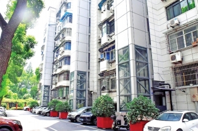 武昌区桃山村小区已建成投入使用的加装电梯，方便居民出行。