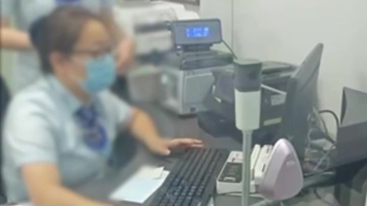 男子吐槽带母亲解封银行卡被拒，本人来了还要证明手机号是母亲名字