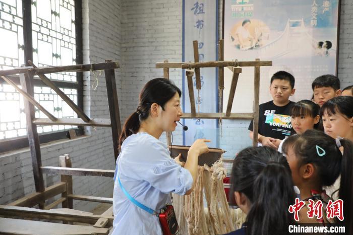 摄8月15日,衡水市冀州区的田园棉文化园里,学生体验手工织布生产流程