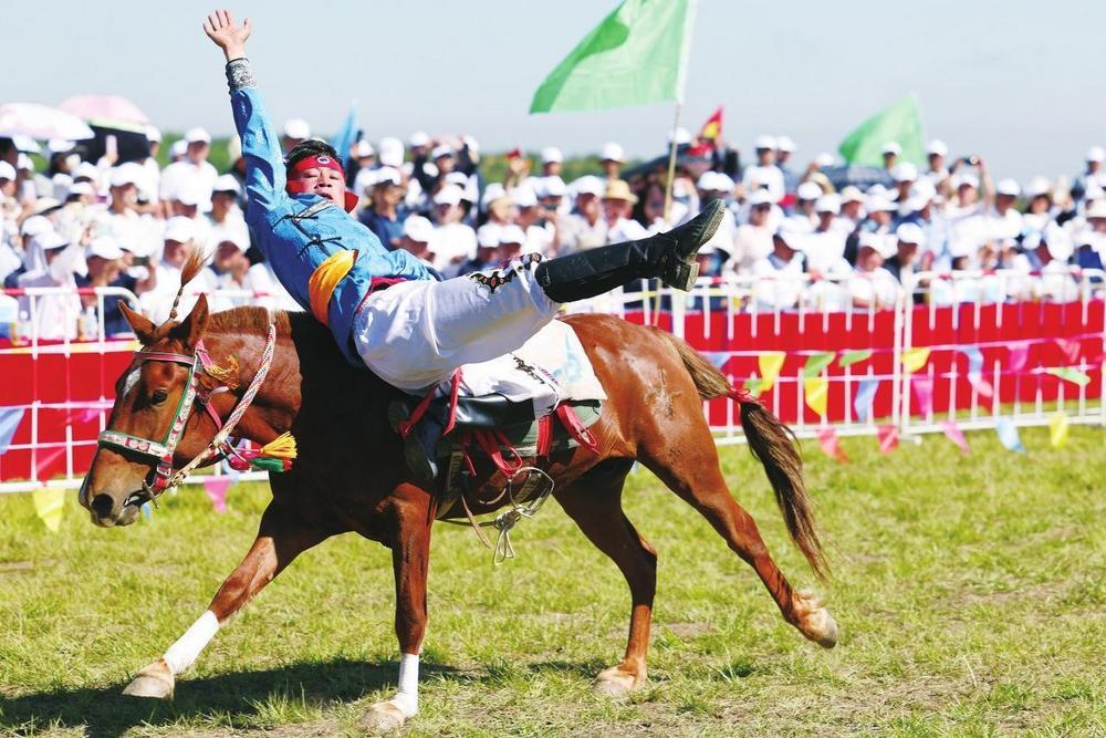 骑手进行马背仰身表演