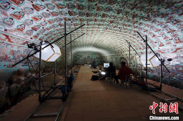 莫高窟第148窟壁画数字化采集现场 敦煌研究院供图