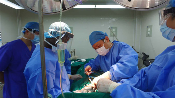 中南大学湘雅医院普外科副主任医师叶轲开创了数个塞国第一的手术。