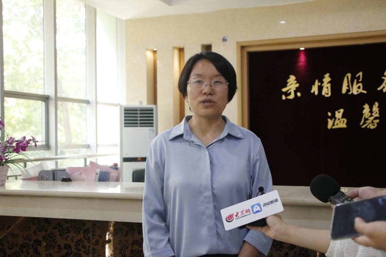济宁市养老服务指导中心副主任焦蓉霞接受采访