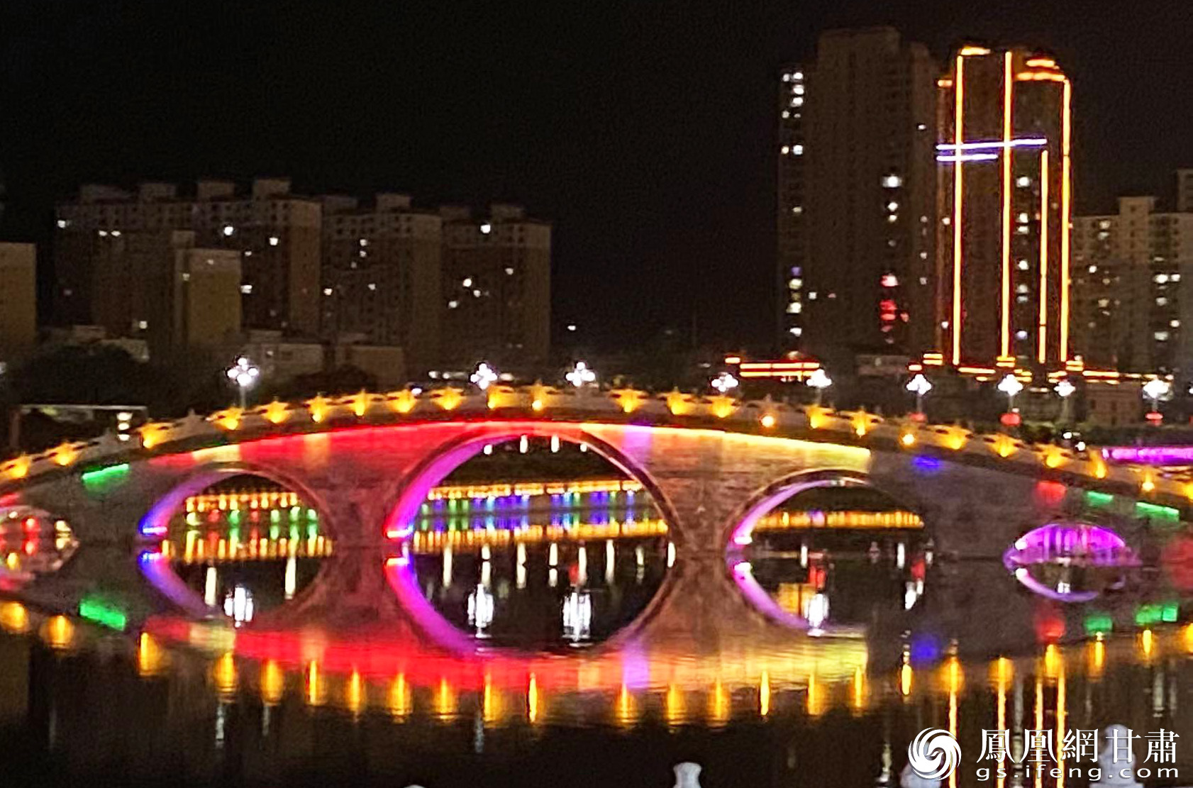 “花儿故乡”夜色撩人，如梦如幻。