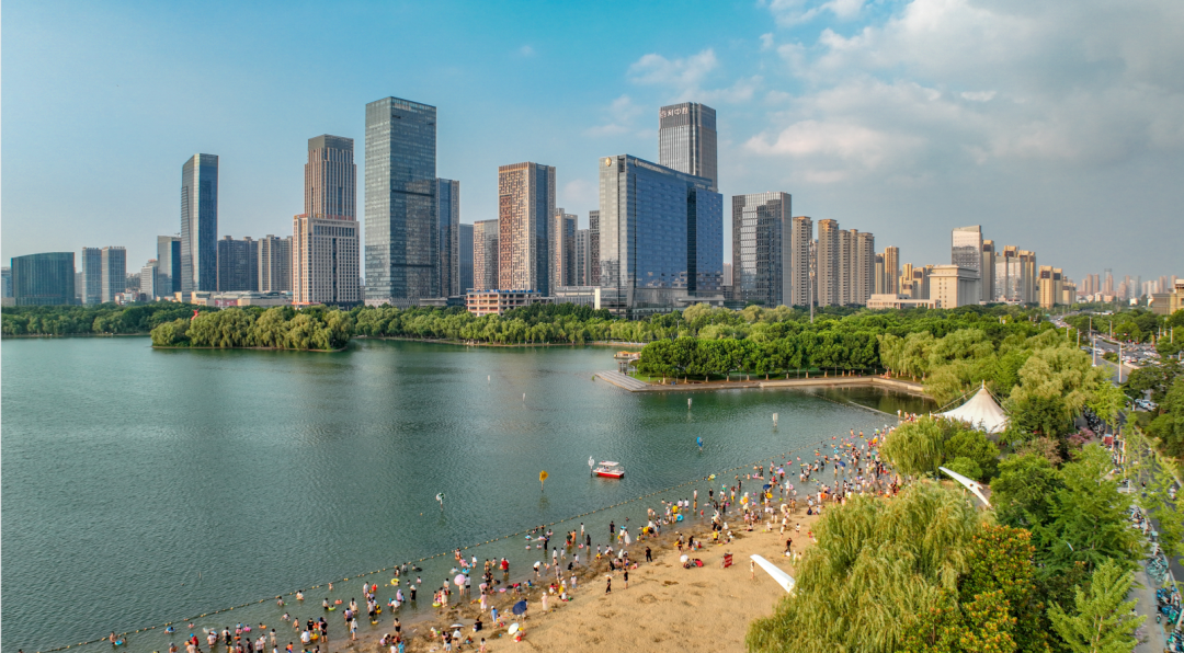 天鹅湖柔波荡漾。