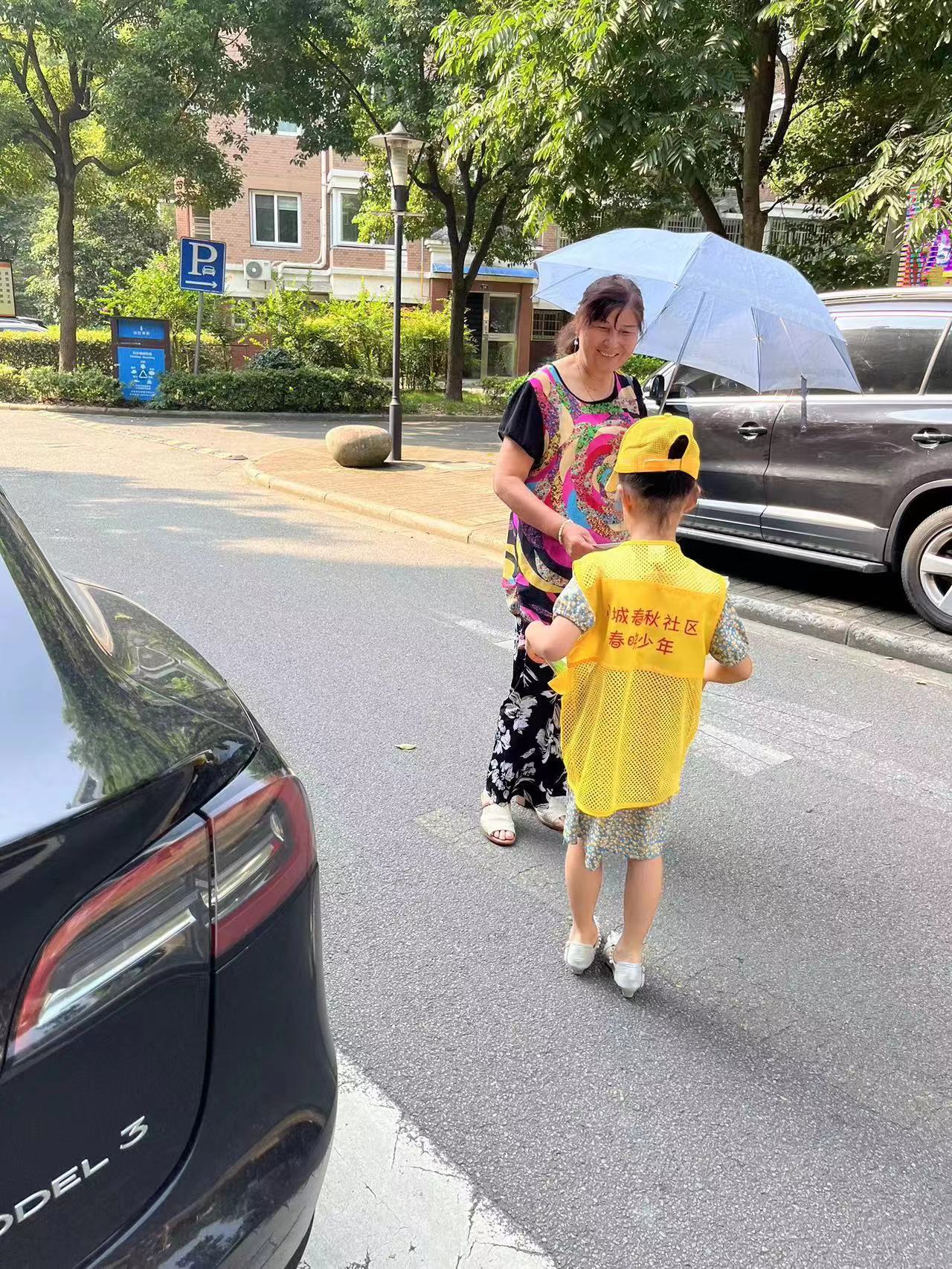 姜山镇小城春秋社区一老一小助力垃圾分类桶边督导