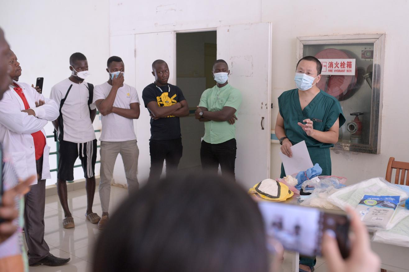 中国（湖南）第21批援塞医疗队队长、中南大学湘雅医院眼科江海波副教授向塞方医护人员介绍新冠防控方案。