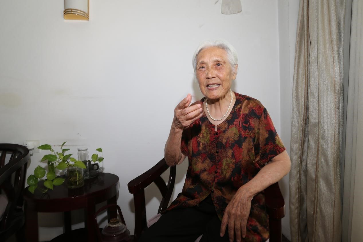 颜淑贞老人对养老中心的服务连连夸赞