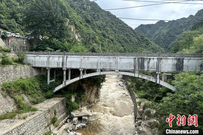 8月12日，灃峪口附近河流水流湍急?！≈行律缬浾?梅鐿瀧 攝