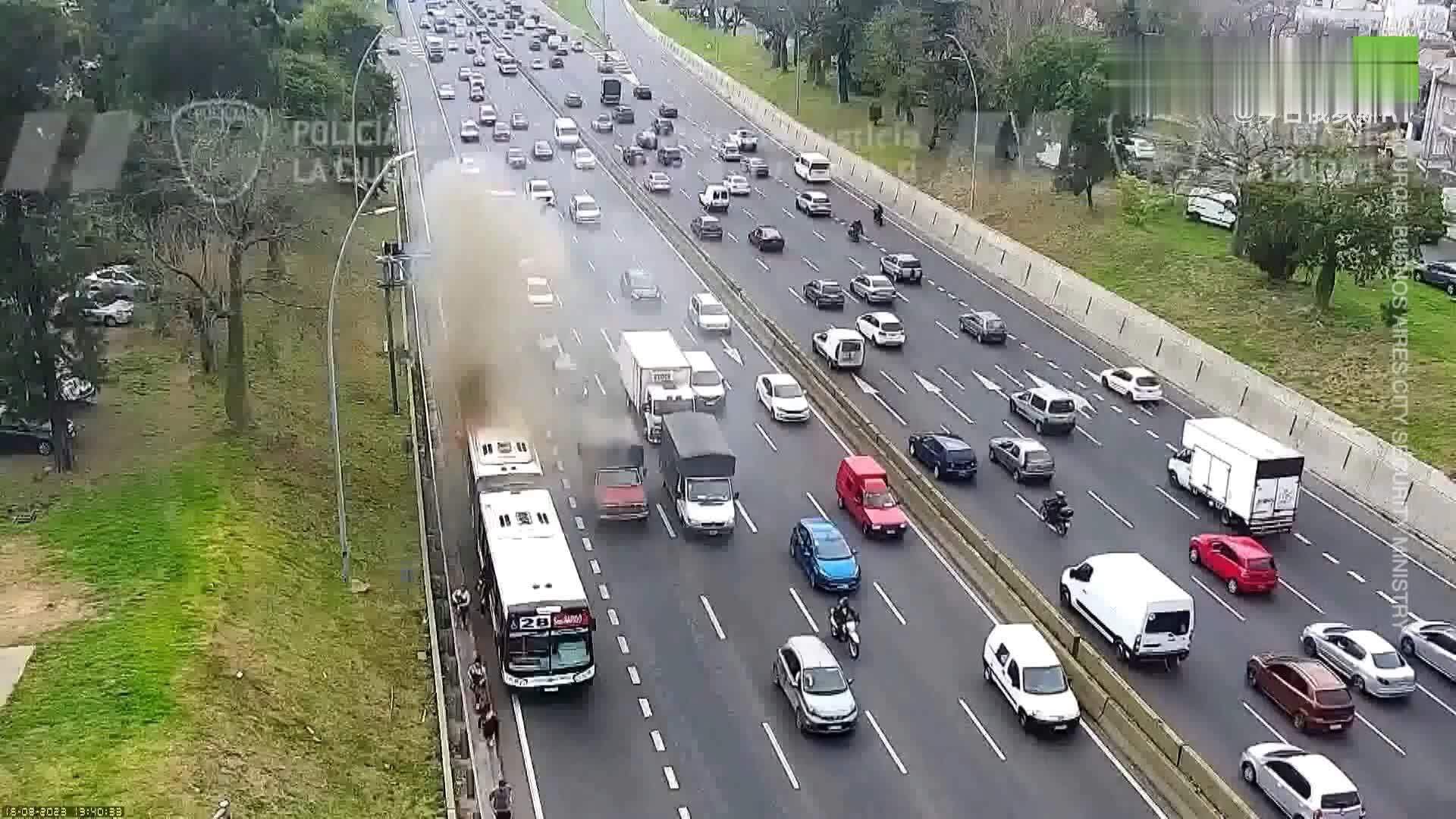 阿根廷公交车高速路爆燃#过路车被迫穿越火墙