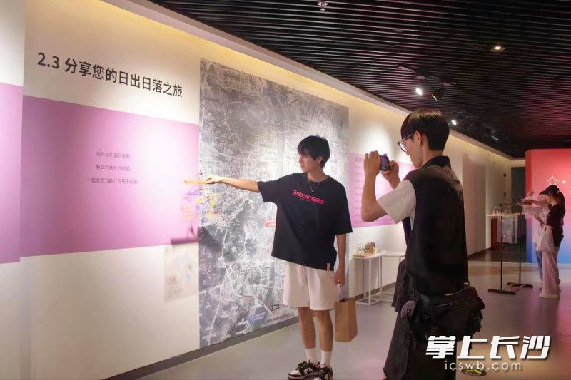 当日吸引不少市民游客前来打卡。