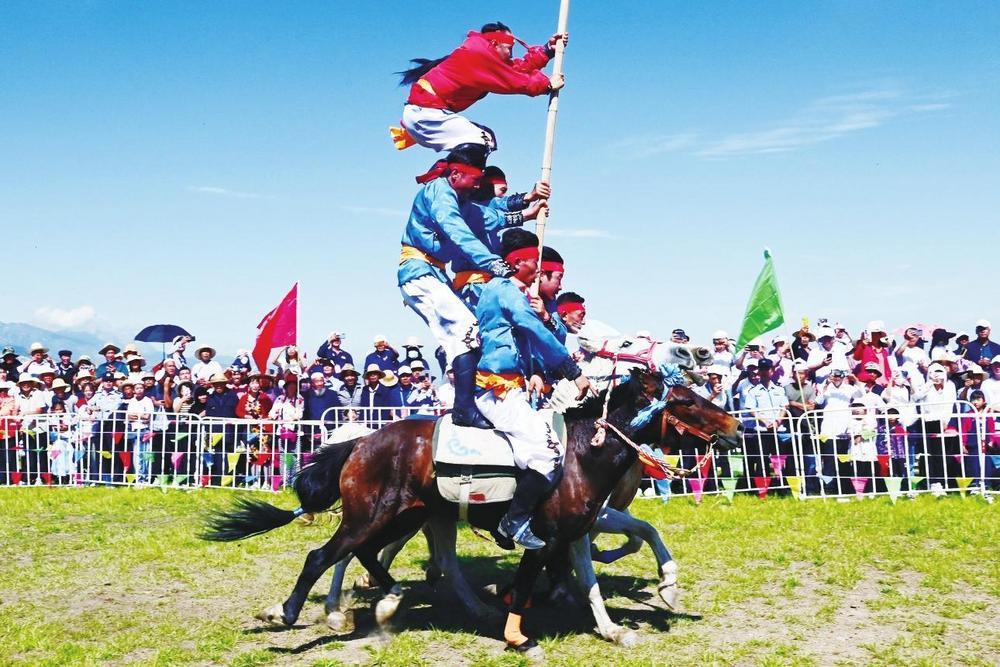 高难度的多人多马叠罗汉表演