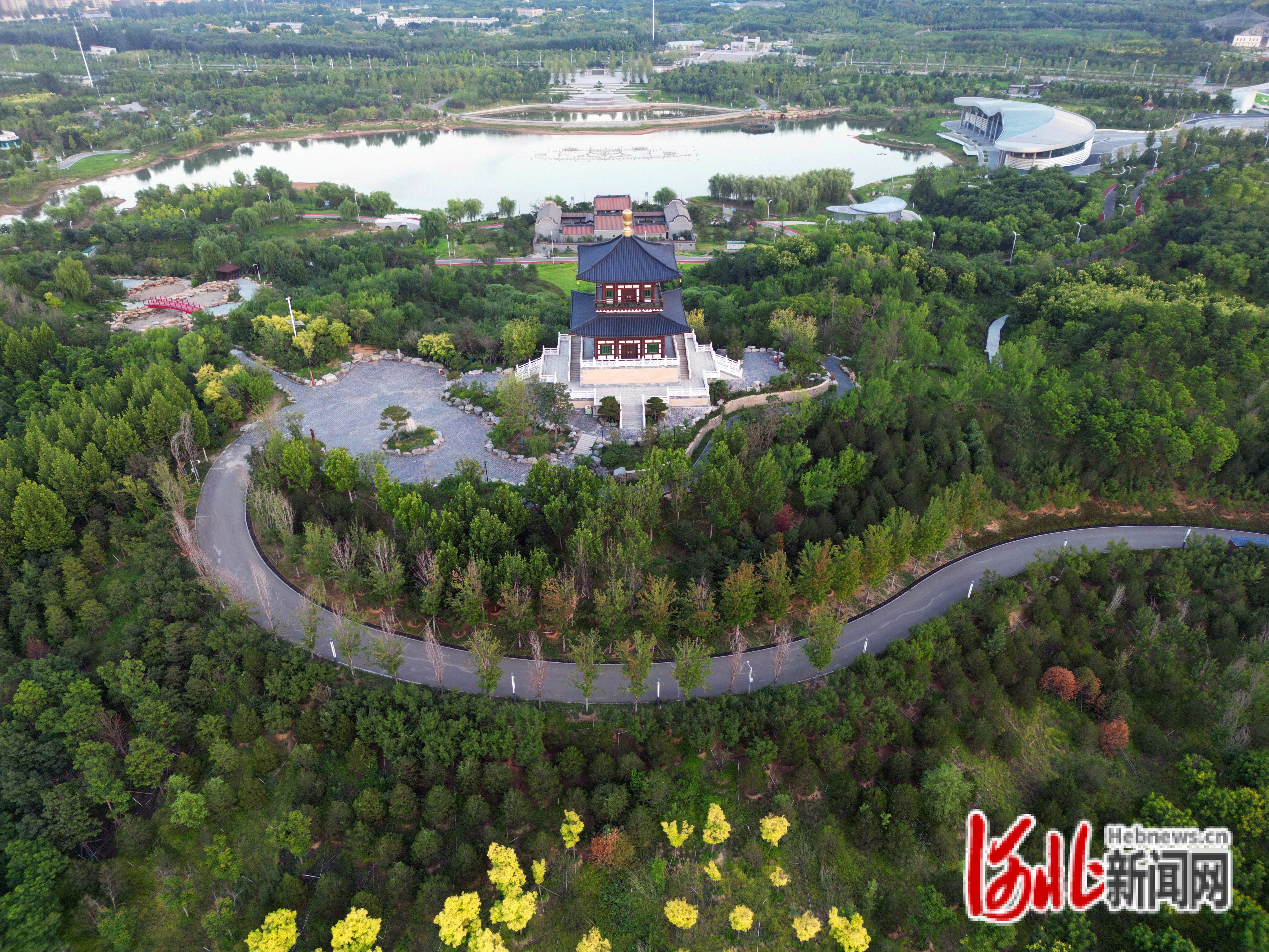 图为唐山花海一角。