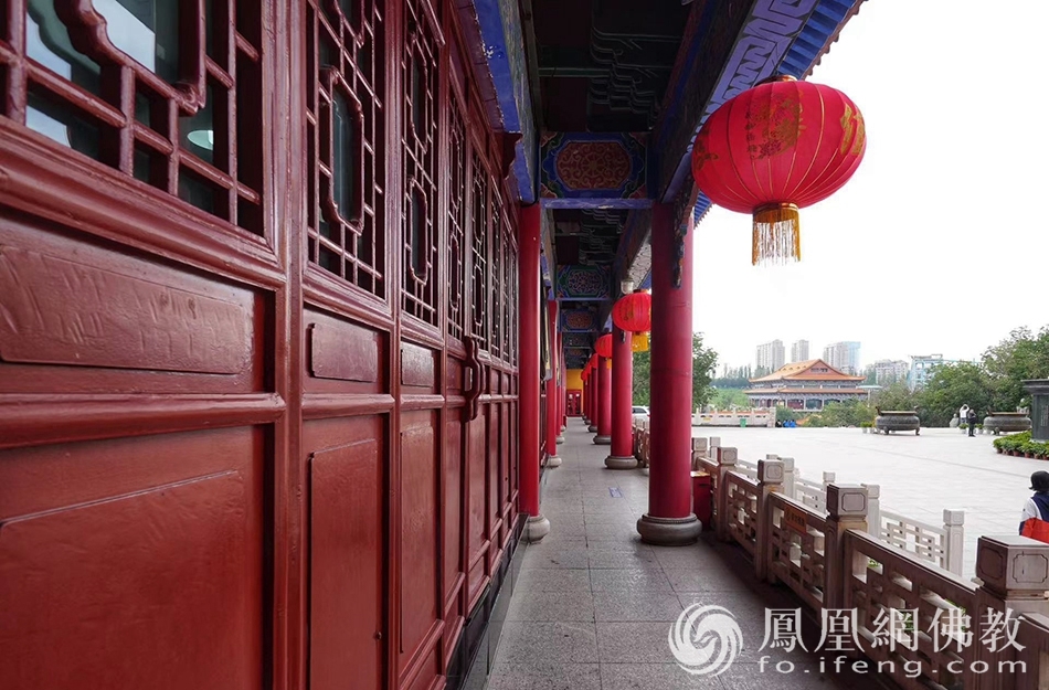打卡乌鲁木齐红光山大佛寺:近距离感受西北第一大佛的庄严神圣