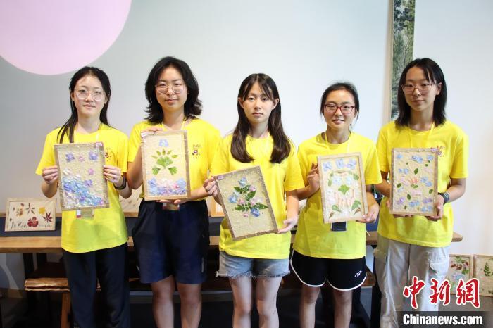 图为营员展示制作成果。　　梁国宏 摄