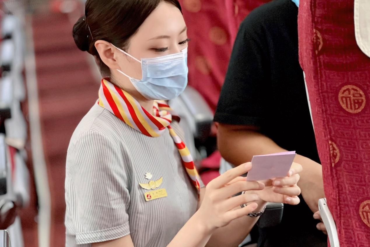 图:乘务员通过"便签纸"和旅客沟通