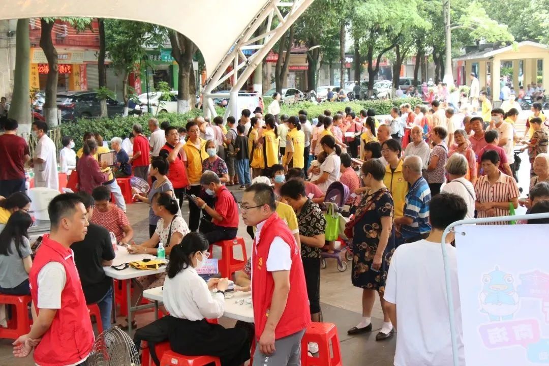 活动现场气氛热烈,参与者众多