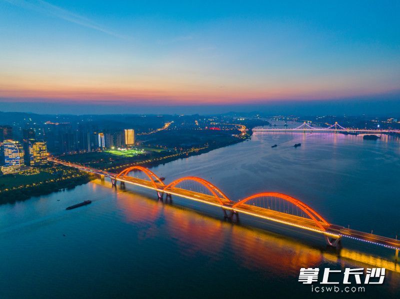 晚霞中的福元路大桥。