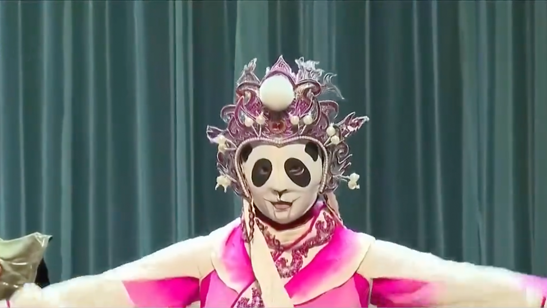 川剧变脸融入创新元素 熊猫脸谱趣味盎然_凤凰网视频_凤凰网