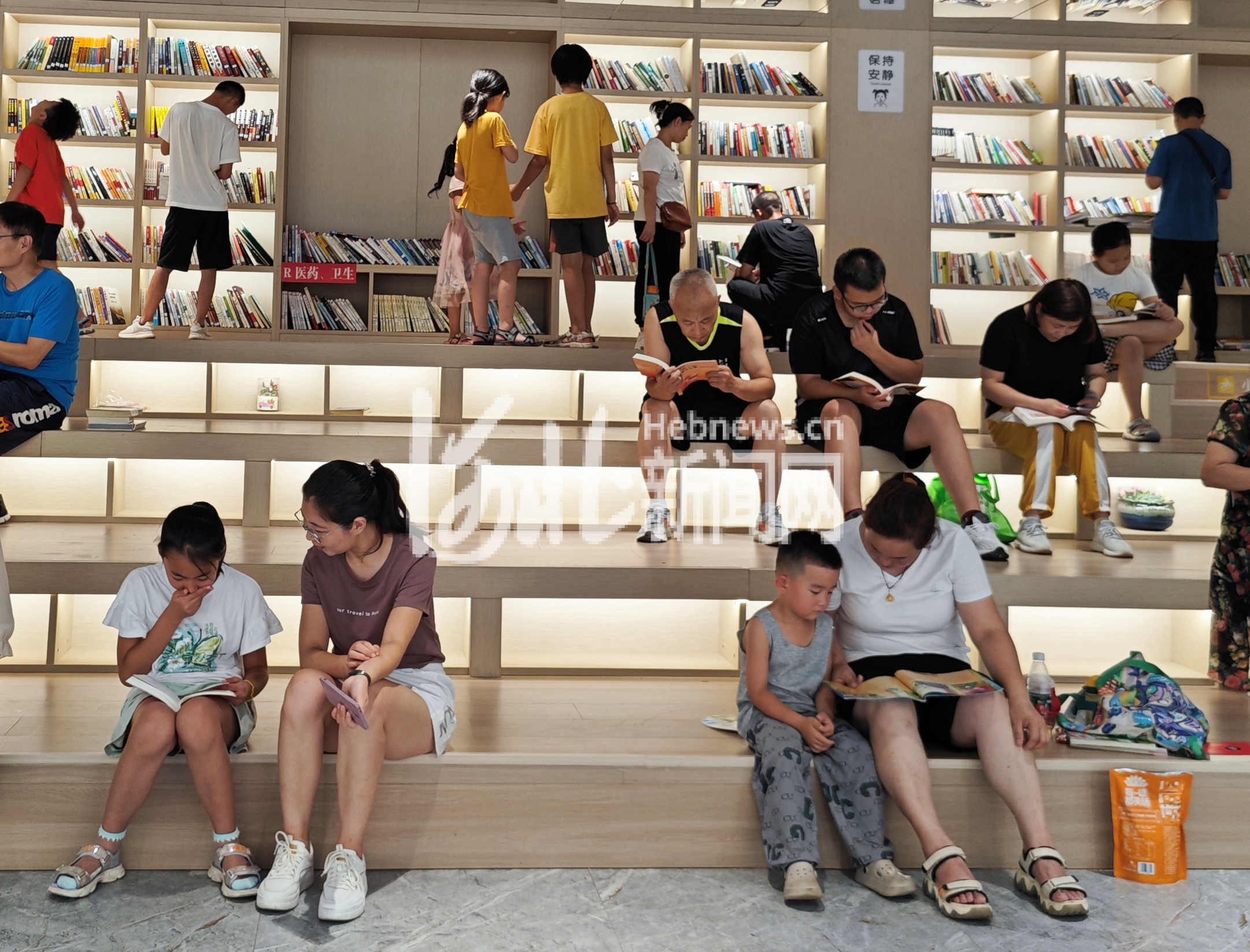 龙泉书院内游客在读书、游览。（边义婷/摄）