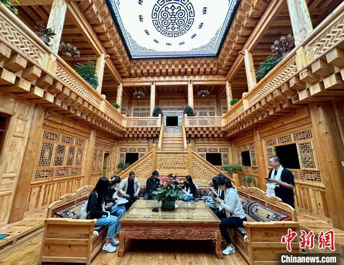 8月15日，甘肃省高质量发展调研行集中采访团走进甘南藏族自治州，采访当地藏家乐经营情况。中新社记者 闫姣 摄