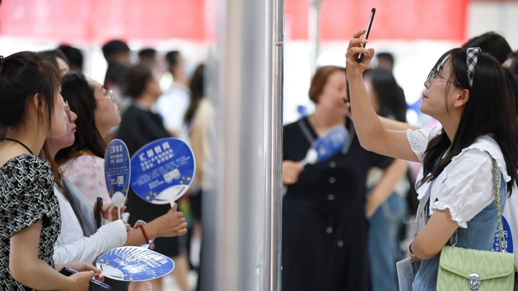 7月29日,求职者在招聘会现场查看、拍摄岗位信息。 当日,“扬就业之帆,启梦想之旅”2023年宁夏(银川)离校未就业高校毕业生招聘会在宁夏(银川)人力资源服务产业园举行。新华社 资料图