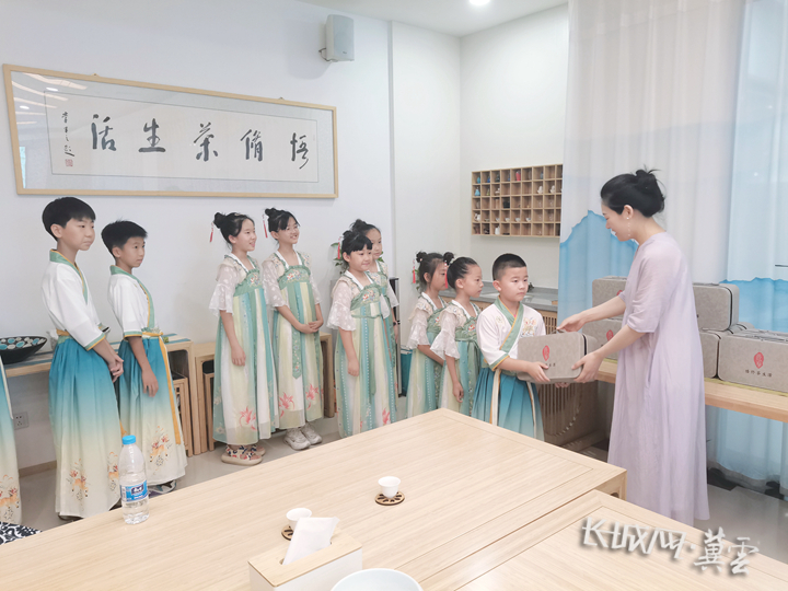 公益艺术培训课“少儿茶艺培训班”的小学员们身着汉服学习茶艺。