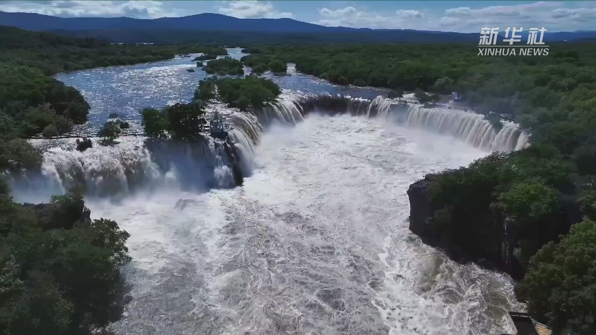 镜泊湖吊水楼瀑布出现“三面溢流”景象