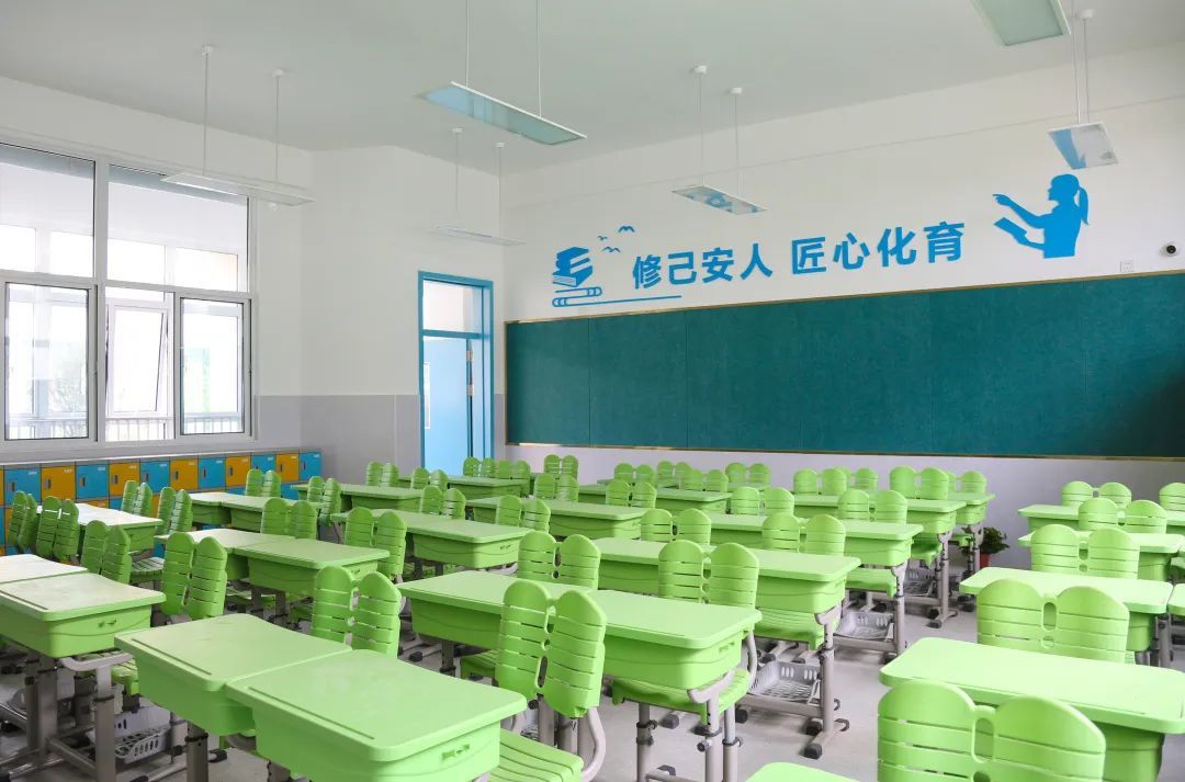 金龙湖小学东校区与西校区为同一个施教区,设计规模11轨66个班,可增加