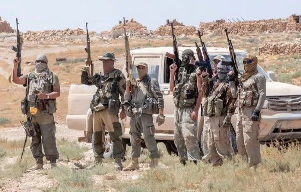 ▎瓦格纳集团雇佣兵在叙利亚东部沙漠Badiya地区挥舞着他们的武器。