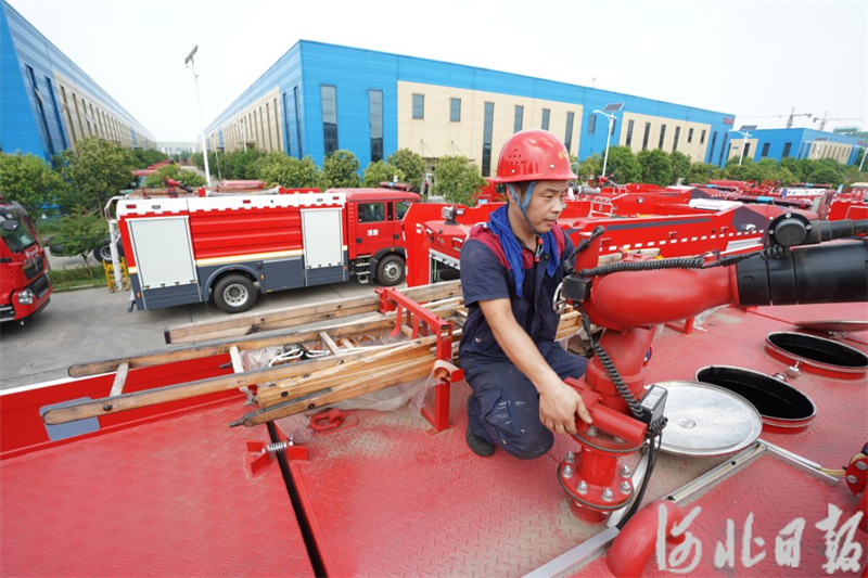 7月31日，在位于河北邢台经济开发区的润泰救援装备科技河北有限公司，工人正调试消防车。