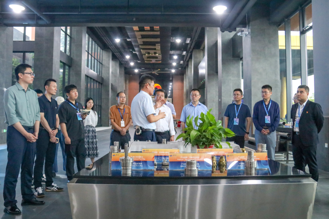 科学家走进中海万泰参观调研。