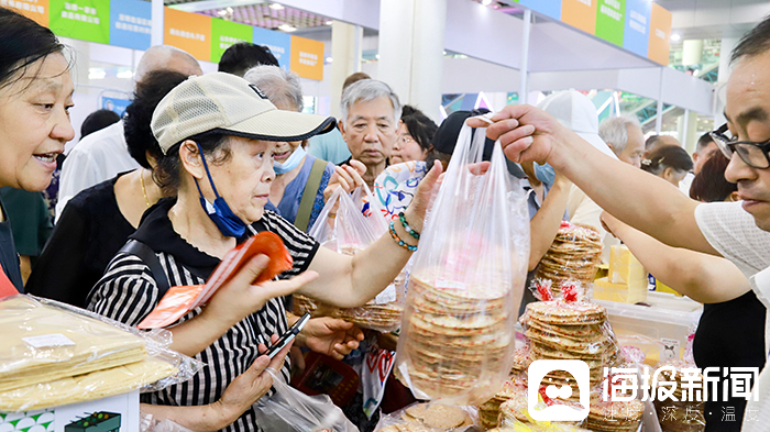 濟南市民爭相購買淄博美食。(許炳棋 攝)