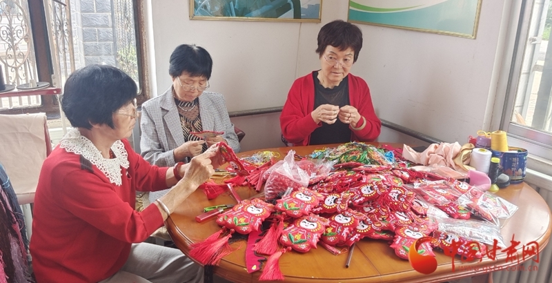 绣娘正在制作庆阳香包