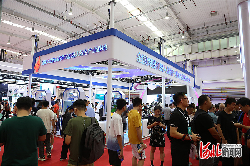 世界机器人大会现场，唐山高新区展区吸引众多参观者驻足。 通讯员刘梓涵摄