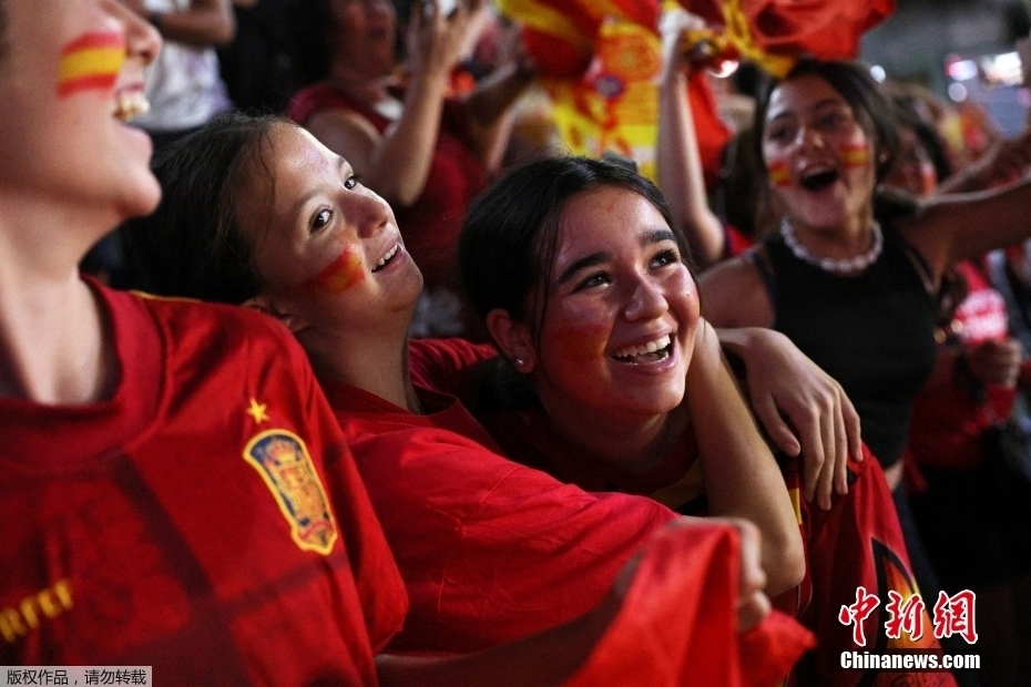 西班牙球迷庆祝西班牙女足世界杯夺冠。