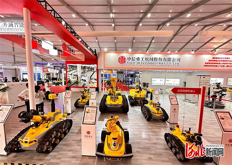 唐山高新区参会企业展示公司机器人产品。 通讯员黄凯摄