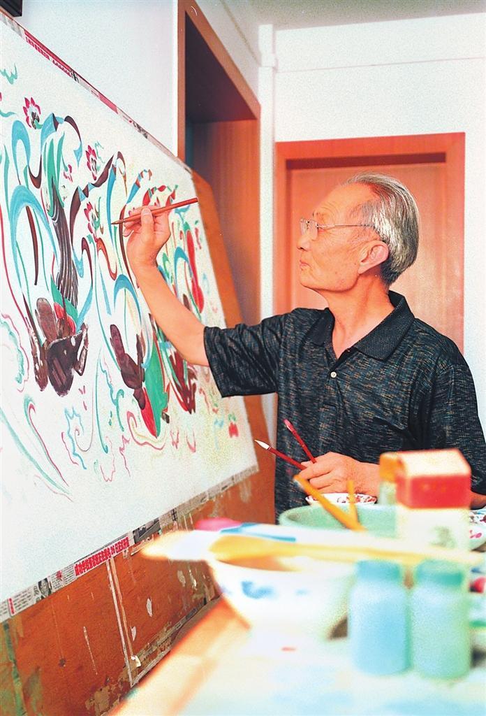关友惠先生离休后在兰州家中临摹壁画（资料图）