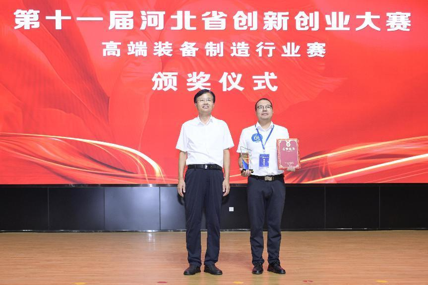 邯郸市人民政府副市长赵洪山为第1名选手颁奖。
