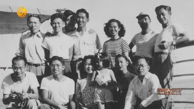 在新中国政府的感召下，许多留学生冲破障碍回国，形成第一波“海归大潮”