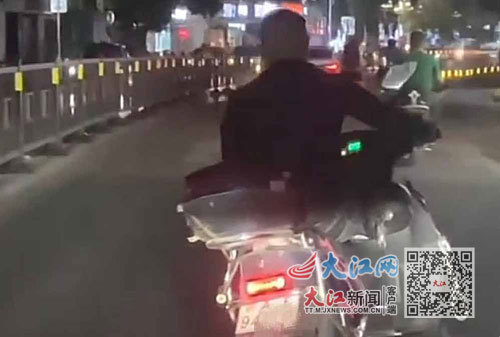 被后方司机拍下的跷二郎腿骑车男子。(交警供图)