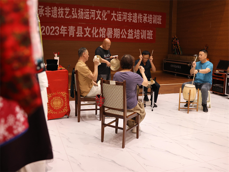 8月23日，戏曲爱好者在河北省沧州市青县市民文化活动中心舞台表演培训室练习戏曲打击乐器。新华社记者 骆学峰 摄