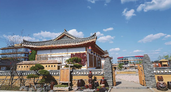 敦化红石乡中成朝鲜族生态村是一个集生态、旅游、文化于一体的村落，在这里，游客可以体验打糕、辣白菜等延边美食的制作。 本报记者 潘硕 摄