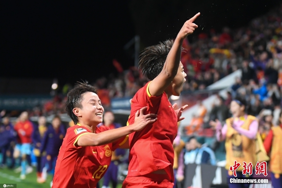 世界杯比赛中，王霜(右)与张琳艳庆祝进球。图片来源：IC photo