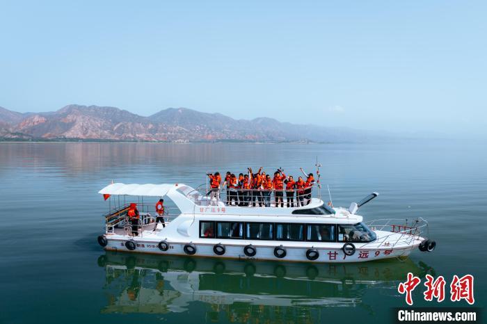 粤港澳大湾区摄影师在临夏县境内莲花湖景区游船上合影留念 邱活 摄