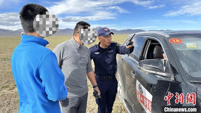 图为民警与被困人员汇合。青海省公安厅供图