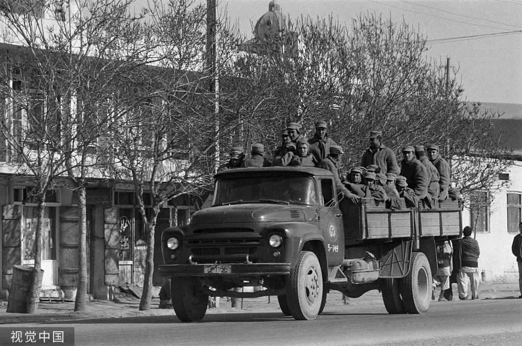 1979年12月，阿富汗喀布尔，苏军一辆载有士兵的卡车在喀布尔街头。