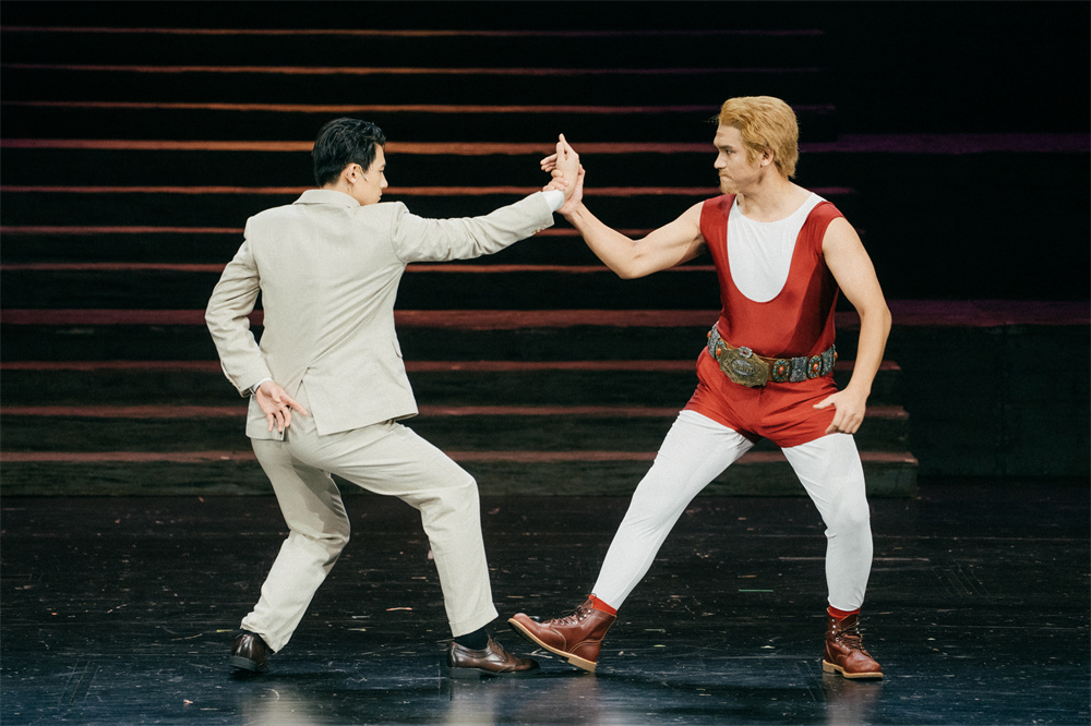 《搭手飞人》剧照,“搭手”。本文剧照由柴美林、陈阳阳拍摄。