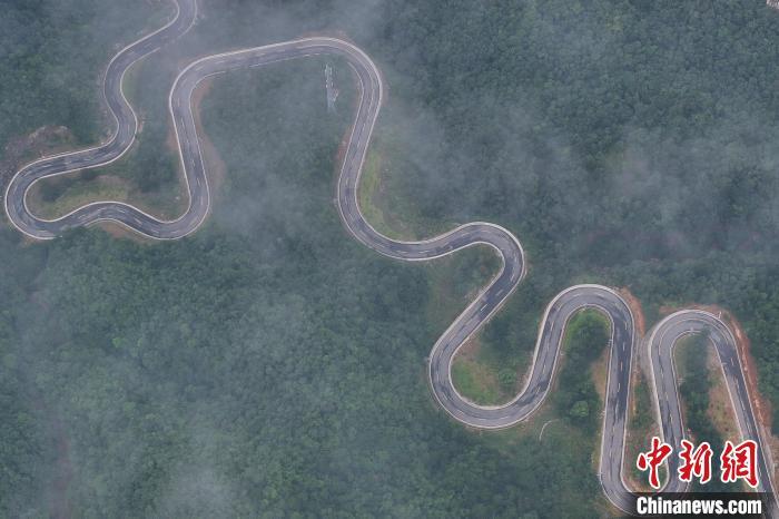 老界岭崎岖山路似“银蛇”。　余泽厚 摄